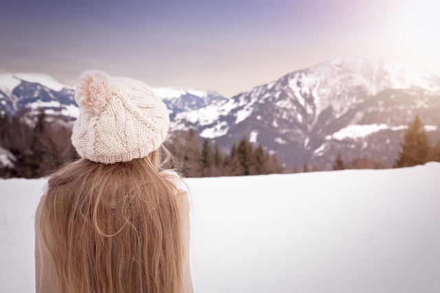 femeie cu o pălărie caldă de iarnă